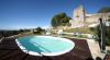 Piscina panoramica con lettini e ombrelloni
