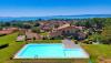 Agriturismo Bolsena: Piscina con vista sul lago