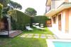 Giardino con lettini in villa a Trecastagni-Sicilia