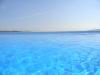 Piscina attrezzata con lettini e ombrelloni 
