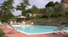 Piscina privata con sdraio e ombrelloni