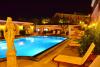 Vista albergo a Orosei in notturna con piscina