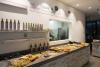 Ricco buffet di cibi dolci e salati 