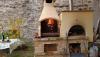 Giardino con forno a legna e barbecue