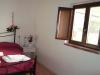 Stanza con Letto Matrimoniale e Finestra 
