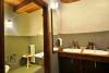 Bagno con mobili in legno di rovere