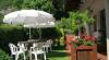 Terrazza dell'appartamento con tavolini