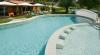Solarium bordo piscina solfurea con cascatelle ed idromassaggio