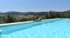 Piscina esterna con idromassaggio in Toscana 