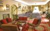 Sala comune con divani camino hotel-3-stelle Anzio