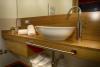 Bagno camera elegante con arredi nuovi