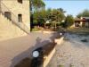 Ampi spazi esterni in agriturismo con appartamenti