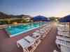 Piscina e Solarium con Lounge Bar 