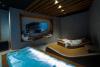 Zona relax con chaise longue ,materassi ad acqua
