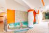 Centro benessere con piscina coperta e idromassaggio