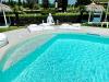Piscina esterna con solarium in Agriturismo Arezzo