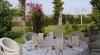 tavola apparecchiata verso il giardino della villa 