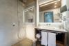 Ampio e moderno bagno con doccia