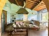 Cucina con grande finestra con vista giardino