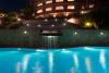 Piscina con piccola cascata illuminata