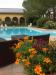 Piscina all'aperto attrezzata con sdraio per relax