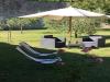 Giardino esterno attrezzato con Ombrellone