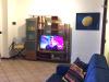 Grande soggiorno con divano e Smart-TV