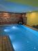 Piscina interna riscaldata dove rilassarsi 