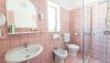 Ampio bagno con box doccia