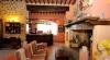 Bar dell'agriturismo e sala con caminetto