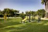Area giochi bambini nel giardino del resort