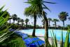Villaggio con piscina con lettini 