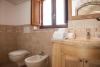 Bagno curato in trullo vicino al mare