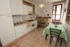 Camera con Tavolo, Camino e Angolo cucina