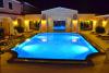 Vista notturna Albergo a Orosei con Piscina