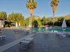 Piscina con lettini ed ombrelloni in Villaggio 