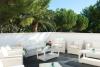 Area esterna con divanetti albergo in Puglia