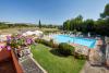 Piscina con lettini ombrelloni casale vicino Spoleto-Umbria
