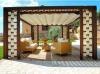 cortile zona relax con sedie e tavoli