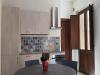 Cucina in Appartamento con Tavolino Rotondo
