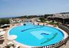 Ampia piscina attrezzata nel Resort vicino Cala Gonone
