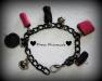 Bracciali con ciondoli strani e divertenti.