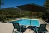 Piscina con sdraio e ombrelloni