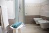 Bagno privato con box doccia appartamento-vacanze Isola Rossa