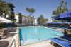 Ampia piscina con solarium a Ischia