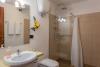 Bagno con Asciugamani Asciugacapelli e Doccia