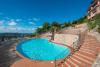 Piscina panoramica attrezzata con sdraio e ombrelloni 