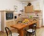 Pini: cucina attrezzata con frigo e forno
