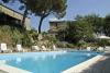 Piscina con lettino e vista panoramica Maremma Toscana