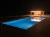 Piscina esterna di notte vicino ad Assisi 
